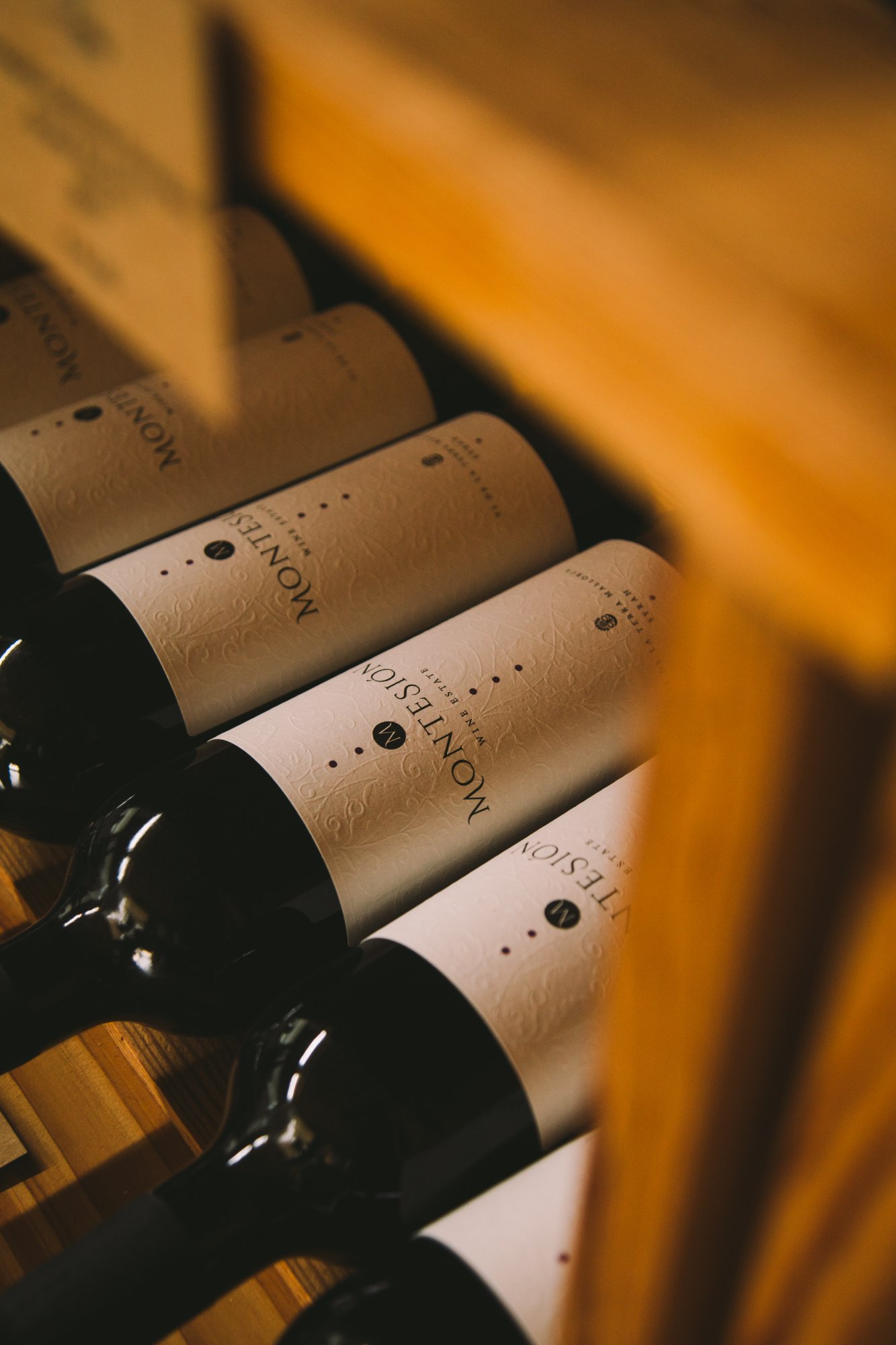 Weinflaschen von Montesión im Kellerregal — biodynamische Weine Mallorca